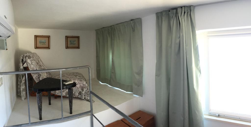 Ferienwohnung Raffaele Ponza Zimmer foto